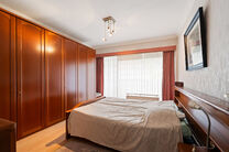 Ce spacieux appartement de 2 chambres, avec 2 terrasses, un garage ferm&eacute; et un emplacement de parking, est situ&eacute; au troisi&egrave;me &eacute;tage d'une copropri&eacute;t&eacute; bien entretenue.

AGENCEMENT :
Le hall d'entr&eacute;e m&egrave;ne &agrave; un s&eacute;jour lumineux avec espace salle &agrave; 