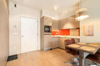 Mooi gemeubeld appartement met terras, ondergrondse staanplaats en kelder, gelegen op een uitstekende locatie nabij openbaar vervoer en tal van voorzieningen.

INDELING:
Bij het betreden van het appartement komt u terecht in de aangename, open leefruimte,