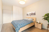 Mooi gemeubeld appartement met terras, ondergrondse staanplaats en kelder, gelegen op een uitstekende locatie nabij openbaar vervoer en tal van voorzieningen.

INDELING:
Bij het betreden van het appartement komt u terecht in de aangename, open leefruimte,