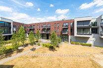Mooi gemeubeld appartement met terras, ondergrondse staanplaats en kelder, gelegen op een uitstekende locatie nabij openbaar vervoer en tal van voorzieningen.

INDELING:
Bij het betreden van het appartement komt u terecht in de aangename, open leefruimte,