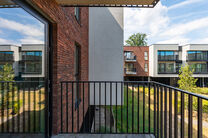 Mooi gemeubeld appartement met terras, ondergrondse staanplaats en kelder, gelegen op een uitstekende locatie nabij openbaar vervoer en tal van voorzieningen.

INDELING:
Bij het betreden van het appartement komt u terecht in de aangename, open leefruimte,