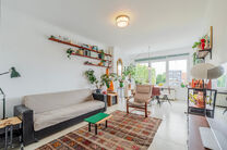 Dit eigentijdse, volledig instapklare appartement met twee slaapkamers is gelegen in een kleinschalige mede-eigendom in Strombeek-Bever.
Het appartement biedt een zuidoostelijk georiënteerd terras en beschikt over twee praktische kelderbergingen voor ext