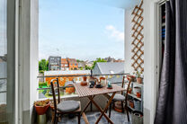 Dit eigentijdse, volledig instapklare appartement met twee slaapkamers is gelegen in een kleinschalige mede-eigendom in Strombeek-Bever.
Het appartement biedt een zuidoostelijk georiënteerd terras en beschikt over twee praktische kelderbergingen voor ext