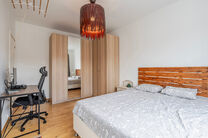 Dit eigentijdse, volledig instapklare appartement met twee slaapkamers is gelegen in een kleinschalige mede-eigendom in Strombeek-Bever.
Het appartement biedt een zuidoostelijk georiënteerd terras en beschikt over twee praktische kelderbergingen voor ext