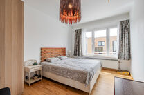Dit eigentijdse, volledig instapklare appartement met twee slaapkamers is gelegen in een kleinschalige mede-eigendom in Strombeek-Bever.
Het appartement biedt een zuidoostelijk georiënteerd terras en beschikt over twee praktische kelderbergingen voor ext