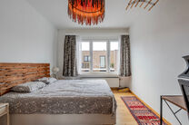 Dit eigentijdse, volledig instapklare appartement met twee slaapkamers is gelegen in een kleinschalige mede-eigendom in Strombeek-Bever.
Het appartement biedt een zuidoostelijk georiënteerd terras en beschikt over twee praktische kelderbergingen voor ext