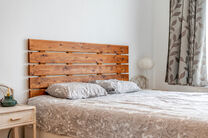 Dit eigentijdse, volledig instapklare appartement met twee slaapkamers is gelegen in een kleinschalige mede-eigendom in Strombeek-Bever.
Het appartement biedt een zuidoostelijk georiënteerd terras en beschikt over twee praktische kelderbergingen voor ext