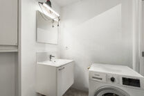 Dit recent gebouwde appartement met 1 slaapkamer geniet een uitstekende locatie, recht tegenover de trendy Kanaalwijk en in de buurt van Tour & Taxis en het Rogierplein.

Gelegen op de 3de verdieping, biedt het appartement een zuidoostelijk geori&euml;nteerd 