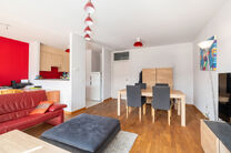 Dit lichtrijke 1 slaapkamers appartement is uitstekend gelegen in de gegeerde wijk &ldquo;De Jacht&rdquo; in Etterbeek, op wandelafstand van de VUB- en ULB-campussen en op de grens met Sint-Pieters-Woluwe (Chant d&rsquo;Oiseau) en Oudergem.

Het appartement heeft een