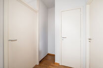 Dit lichtrijke 1 slaapkamers appartement is uitstekend gelegen in de gegeerde wijk &ldquo;De Jacht&rdquo; in Etterbeek, op wandelafstand van de VUB- en ULB-campussen en op de grens met Sint-Pieters-Woluwe (Chant d&rsquo;Oiseau) en Oudergem.

Het appartement heeft een