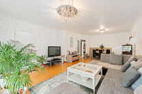 Dit instapklare appartement met drie slaapkamers is centraal gelegen aan het dorpsplein van Strombeek-Bever, met tal van voorzieningen in de directe omgeving en op wandelafstand. Brussel is zeer snel en eenvoudig bereikbaar. Het beschikt over een mooi zui