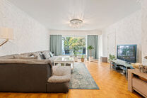 Dit instapklare appartement met drie slaapkamers is centraal gelegen aan het dorpsplein van Strombeek-Bever, met tal van voorzieningen in de directe omgeving en op wandelafstand. Brussel is zeer snel en eenvoudig bereikbaar. Het beschikt over een mooi zui