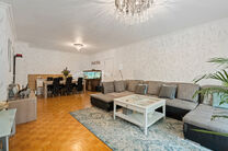 Dit instapklare appartement met drie slaapkamers is centraal gelegen aan het dorpsplein van Strombeek-Bever, met tal van voorzieningen in de directe omgeving en op wandelafstand. Brussel is zeer snel en eenvoudig bereikbaar. Het beschikt over een mooi zui