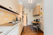 Dit instapklare appartement met drie slaapkamers is centraal gelegen aan het dorpsplein van Strombeek-Bever, met tal van voorzieningen in de directe omgeving en op wandelafstand. Brussel is zeer snel en eenvoudig bereikbaar. Het beschikt over een mooi zui