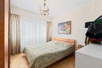 Dit instapklare appartement met drie slaapkamers is centraal gelegen aan het dorpsplein van Strombeek-Bever, met tal van voorzieningen in de directe omgeving en op wandelafstand. Brussel is zeer snel en eenvoudig bereikbaar. Het beschikt over een mooi zui