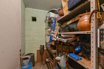 Dit instapklare appartement met drie slaapkamers is centraal gelegen aan het dorpsplein van Strombeek-Bever, met tal van voorzieningen in de directe omgeving en op wandelafstand. Brussel is zeer snel en eenvoudig bereikbaar. Het beschikt over een mooi zui