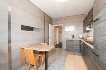 Dit volledig instapklaar appartement op de 5de verdieping beschikt over 2 slaapkamers en geniet van een spectaculair uitzicht over het centrum van Strombeek.
Dankzij het uitstekende EPC-label C combineert dit appartement comfort met energiezuinig wonen.

