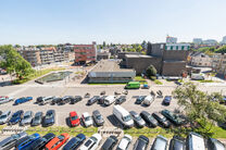 Dit volledig instapklaar appartement op de 5de verdieping beschikt over 2 slaapkamers en geniet van een spectaculair uitzicht over het centrum van Strombeek.
Dankzij het uitstekende EPC-label C combineert dit appartement comfort met energiezuinig wonen.

