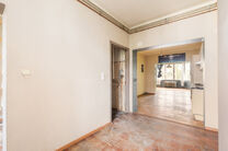 Dit appartement is uitstekend gelegen op de 2de verdieping van een kleinschalig appartementsgebouw, op een boogscheut van de Basiliek van Koekelberg en het Elisabethpark.
Technisch is het appartement in orde: Het beschikt over een eigen gasketel, een guns