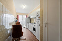 Dit ruime appartement met 2 slaapkamers, 2 terrassen, garagebox en staanplaats is gelegen op de derde verdieping van een goed onderhouden mede-eigendom.

INDELING:
Via de inkomhal bereikt men de lichtrijke woonkamer met aansluitende eetruimte en een apart