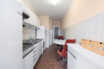 Dit ruime appartement met 2 slaapkamers, 2 terrassen, garagebox en staanplaats is gelegen op de derde verdieping van een goed onderhouden mede-eigendom.

INDELING:
Via de inkomhal bereikt men de lichtrijke woonkamer met aansluitende eetruimte en een apart