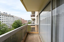 Dit ruime appartement met 2 slaapkamers, 2 terrassen, garagebox en staanplaats is gelegen op de derde verdieping van een goed onderhouden mede-eigendom.

INDELING:
Via de inkomhal bereikt men de lichtrijke woonkamer met aansluitende eetruimte en een apart