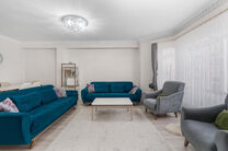 Dit volledig instapklare en smaakvol gerenoveerde appartement met 2 slaapkamers en terras bevindt zich op de
tweede verdieping van een verzorgd gebouw, op een uiterst gunstige locatie op wandelafstand van Tour & Taxis en de levendige Kanaalwijk.
De buurt 