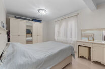 Dit volledig instapklare en smaakvol gerenoveerde appartement met 2 slaapkamers en terras bevindt zich op de
tweede verdieping van een verzorgd gebouw, op een uiterst gunstige locatie op wandelafstand van Tour & Taxis en de levendige Kanaalwijk.
De buurt 