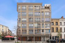 Dit volledig instapklare en smaakvol gerenoveerde appartement met 2 slaapkamers en terras bevindt zich op de
tweede verdieping van een verzorgd gebouw, op een uiterst gunstige locatie op wandelafstand van Tour & Taxis en de levendige Kanaalwijk.
De buurt 