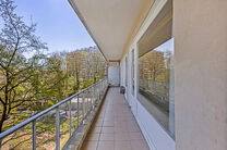 Dit appartement met twee slaapkamers en een ruim westgericht terras van 18 m² ligt op een toplocatie in de wijk Roodebeek, vlak bij het trein- en metrostation Roodebeek en achter het befaamde Woluwe Shopping Center. Het gebouw bevindt zich in een groene,