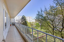 Dit appartement met twee slaapkamers en een ruim westgericht terras van 18 m² ligt op een toplocatie in de wijk Roodebeek, vlak bij het trein- en metrostation Roodebeek en achter het befaamde Woluwe Shopping Center. Het gebouw bevindt zich in een groene,