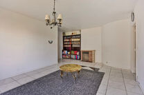 Dit appartement met twee slaapkamers en een ruim westgericht terras van 18 m² ligt op een toplocatie in de wijk Roodebeek, vlak bij het trein- en metrostation Roodebeek en achter het befaamde Woluwe Shopping Center. Het gebouw bevindt zich in een groene,