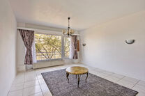 Dit appartement met twee slaapkamers en een ruim westgericht terras van 18 m² ligt op een toplocatie in de wijk Roodebeek, vlak bij het trein- en metrostation Roodebeek en achter het befaamde Woluwe Shopping Center. Het gebouw bevindt zich in een groene,