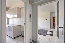 Dit appartement met twee slaapkamers en een ruim westgericht terras van 18 m² ligt op een toplocatie in de wijk Roodebeek, vlak bij het trein- en metrostation Roodebeek en achter het befaamde Woluwe Shopping Center. Het gebouw bevindt zich in een groene,