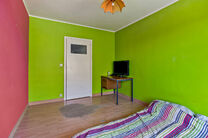 Dit appartement met twee slaapkamers en een ruim westgericht terras van 18 m² ligt op een toplocatie in de wijk Roodebeek, vlak bij het trein- en metrostation Roodebeek en achter het befaamde Woluwe Shopping Center. Het gebouw bevindt zich in een groene,