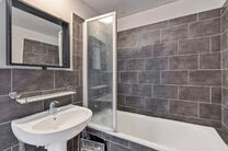 Dit appartement met twee slaapkamers en een ruim westgericht terras van 18 m² ligt op een toplocatie in de wijk Roodebeek, vlak bij het trein- en metrostation Roodebeek en achter het befaamde Woluwe Shopping Center. Het gebouw bevindt zich in een groene,