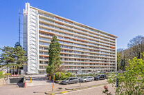 Dit appartement met twee slaapkamers en een ruim westgericht terras van 18 m² ligt op een toplocatie in de wijk Roodebeek, vlak bij het trein- en metrostation Roodebeek en achter het befaamde Woluwe Shopping Center. Het gebouw bevindt zich in een groene,