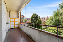 Tweegezinswoning bestaande uit een appartement en een duplex appartement, met garage, tuin en terrassen.
Het gebouw heeft in totaal 8 slaapkamers en 3 badkamers.

INDELING:
Op de eerste verdieping bevindt zich een appartement met &eacute;&eacute;n slaapkamer en een t
