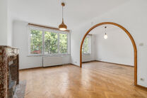 Tweegezinswoning bestaande uit een appartement en een duplex appartement, met garage, tuin en terrassen.
Het gebouw heeft in totaal 8 slaapkamers en 3 badkamers.

INDELING:
Op de eerste verdieping bevindt zich een appartement met &eacute;&eacute;n slaapkamer en een t