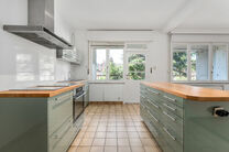 Tweegezinswoning bestaande uit een appartement en een duplex appartement, met garage, tuin en terrassen.
Het gebouw heeft in totaal 8 slaapkamers en 3 badkamers.

INDELING:
Op de eerste verdieping bevindt zich een appartement met &eacute;&eacute;n slaapkamer en een t