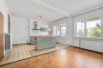 Tweegezinswoning bestaande uit een appartement en een duplex appartement, met garage, tuin en terrassen.
Het gebouw heeft in totaal 8 slaapkamers en 3 badkamers.

INDELING:
Op de eerste verdieping bevindt zich een appartement met &eacute;&eacute;n slaapkamer en een t