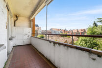 Tweegezinswoning bestaande uit een appartement en een duplex appartement, met garage, tuin en terrassen.
Het gebouw heeft in totaal 8 slaapkamers en 3 badkamers.

INDELING:
Op de eerste verdieping bevindt zich een appartement met &eacute;&eacute;n slaapkamer en een t