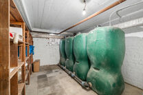 Tweegezinswoning bestaande uit een appartement en een duplex appartement, met garage, tuin en terrassen.
Het gebouw heeft in totaal 8 slaapkamers en 3 badkamers.

INDELING:
Op de eerste verdieping bevindt zich een appartement met &eacute;&eacute;n slaapkamer en een t