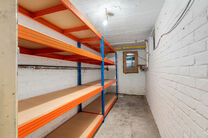 Tweegezinswoning bestaande uit een appartement en een duplex appartement, met garage, tuin en terrassen.
Het gebouw heeft in totaal 8 slaapkamers en 3 badkamers.

INDELING:
Op de eerste verdieping bevindt zich een appartement met &eacute;&eacute;n slaapkamer en een t