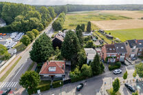 Mooi breed perceel van 5a 51ca voor bebouwen met een meergezinswoning bestaande uit maximum twee bouwlagen onder de kroonlijst, met hellend dak. Extra documenten op aanvraag.

Een tweede grond naast deze grond staat ook te koop voor een prijs van 175.000 
