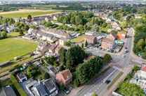 Mooi breed perceel van 5a 51ca voor bebouwen met een meergezinswoning bestaande uit maximum twee bouwlagen onder de kroonlijst, met hellend dak. Extra documenten op aanvraag.

Een tweede grond naast deze grond staat ook te koop voor een prijs van 175.000 