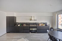 This recently built one-bedroom apartment from 2019 combines modern living comfort with an excellent location near Tour & Taxis.
Located on the first floor of a small-scale co-ownership with low charges, this apartment features a spacious, bright living a