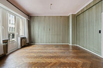 This classy one-bedroom apartment with 2 terraces and 2 spacious attic storerooms is located on the 2nd floor of a co-ownership building, perfectly situated in the European Quarter, between Schuman and Brussels Park.

The apartment is arranged as follows: