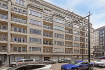 This classy one-bedroom apartment with 2 terraces and 2 spacious attic storerooms is located on the 2nd floor of a co-ownership building, perfectly situated in the European Quarter, between Schuman and Brussels Park.

The apartment is arranged as follows: