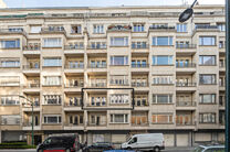 This classy one-bedroom apartment with 2 terraces and 2 spacious attic storerooms is located on the 2nd floor of a co-ownership building, perfectly situated in the European Quarter, between Schuman and Brussels Park.

The apartment is arranged as follows: